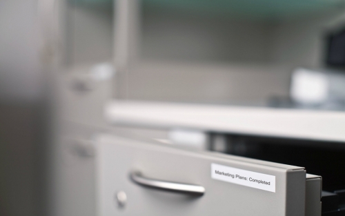 Banda D1 19 mm x 7 m negru-rosu Dymo