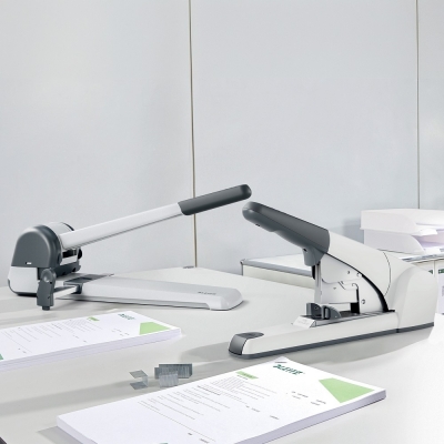 Capsator metalic Leitz 5552 de mare capacitate, partial reciclat, reciclabil, capsare plata, 60 coli, 1000 capse P5 incluse, argintiu
