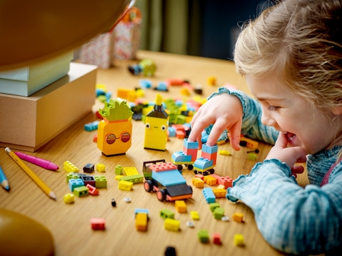 Distractie creativa in culori neon 11027 LEGO Classic