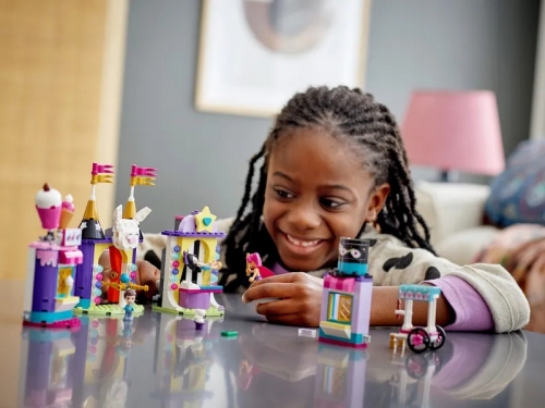 Chioscuri magice in parcul de distractii 41687 LEGO Friends 