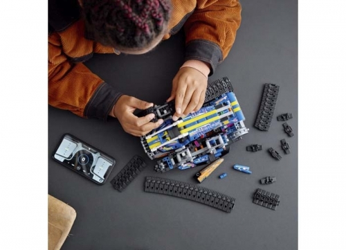 Vehicul de transformare controlat cu aplicatia 42140 LEGO Technic