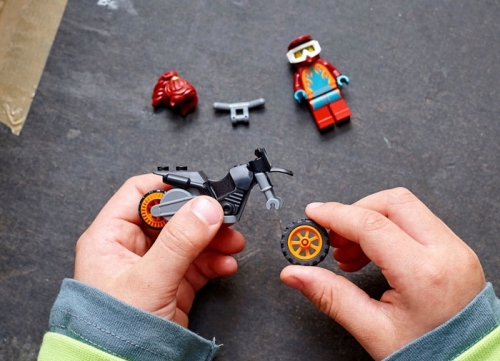 Motocicleta de cascadorii Flacara 60311 LEGO City 