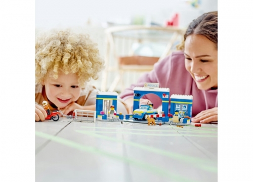 Urmarire la sectia de politie 60370 LEGO City 
