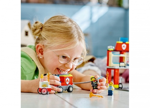 Statie si masina de pompieri 60375 LEGO City 