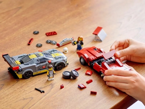Chevrolet Corvette C8.R si 1968 Chevrolet Corvette 76903 LEGO Speed Champions 
