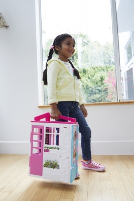 Papusa cu casa si accesorii Barbie