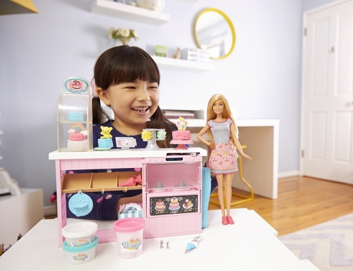 Papusa cu accesorii Cofetarie Barbie