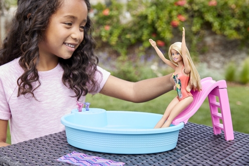 Papusa cu piscina Barbie