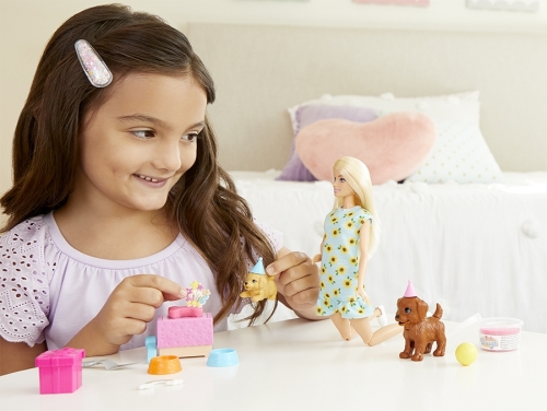 Papusa Family papusa cu catelusi Barbie