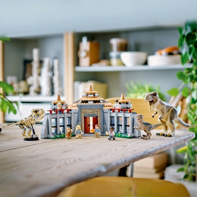 Centru pentru turisti: T.rex si Raptor 76961 LEGO Jurassic World