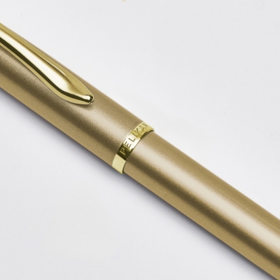 Roller Jazz Noble Elegance Gold, 1 rezerva roller Pelikan 338 inclusa, cerneala albastra corectabila, varf M, in cutie pentru cadou