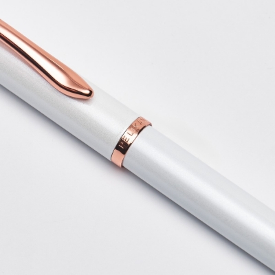 Roller Jazz Noble Elegance Pearl, 1 rezerva roller Pelikan 338 inclusa, cerneala albastra corectabila, varf M, in cutie pentru cadou