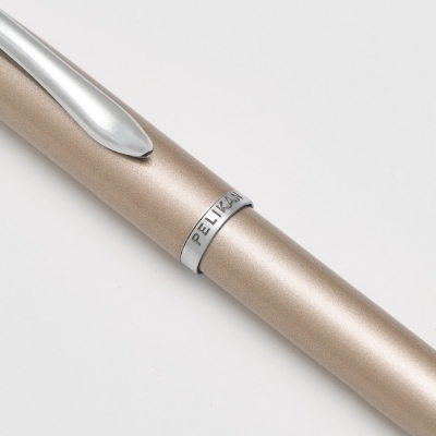 Roller Jazz Noble Elegance Taupe, 1 rezerva roller Pelikan 338 inclusa, cerneala albastra corectabila, varf M, in cutie pentru cadou