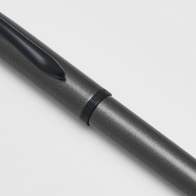 Roller Jazz Noble Elegance Stone, 1 rezerva roller Pelikan 338 inclusa, cerneala albastra corectabila, varf M, in cutie pentru cadou