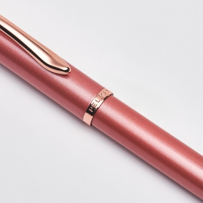 Roller Jazz Noble Elegance Rose, 1 rezerva roller Pelikan 338 inclusa, cerneala albastra corectabila, varf M, in cutie pentru cadou