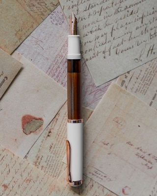 Stilou Classic M200 Editie Speciala Copper Rose-Gold F, penita si accesorii placate cu aur roz, corp alb-cupru, Pelikan