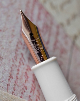 Stilou Classic M200 Editie Speciala Copper Rose-Gold M, penita si accesorii placate cu aur roz, corp alb-cupru, Pelikan