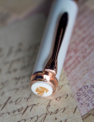 Stilou Classic M200 Editie Speciala Copper Rose-Gold M, penita si accesorii placate cu aur roz, corp alb-cupru, Pelikan