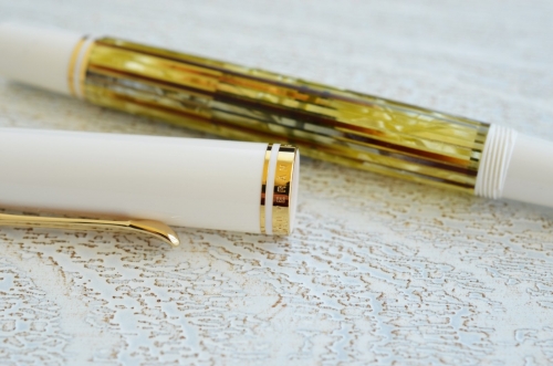 Stilou Souveran M400 EF Tortoiseshell, penita aur 14k, accesorii placate cu aur, corp alb-verde, Pelikan