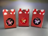 Martisor fluture pictat, pe cutie rosie dungata cu fundita 